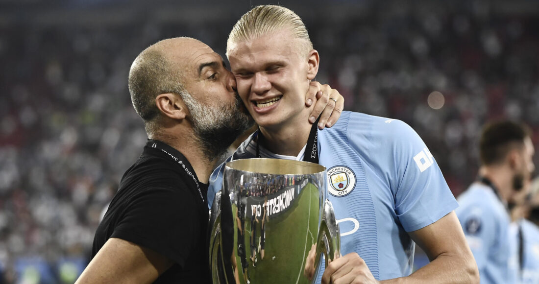Guardiola (trái) mừng Siêu Cup châu Âu với tiền đạo Erling Haaland, tối 16/8 trên sân trung lập ở Hy Lạp. Ảnh: AFP