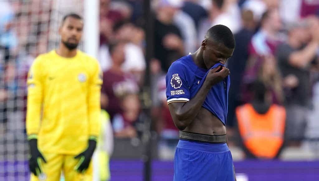 Caicedo thất vọng sau trận thua 1-3 trên sân West Ham - trận anh ra mắt trong màu áo Chelsea. Ảnh: PA