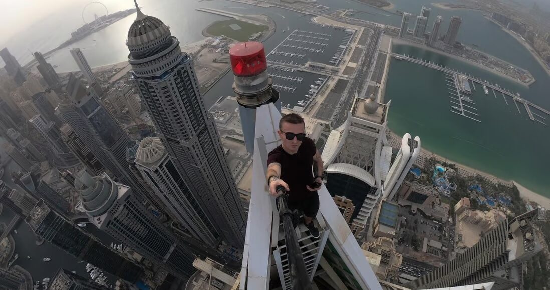 Remi Lucidi chụp selfie trên nóc tòa nhà cao 425 mét ở Dubai, Các Tiểu vương quốc Arab Thống nhất hồi tháng 6. Ảnh: Instagram/remnigma