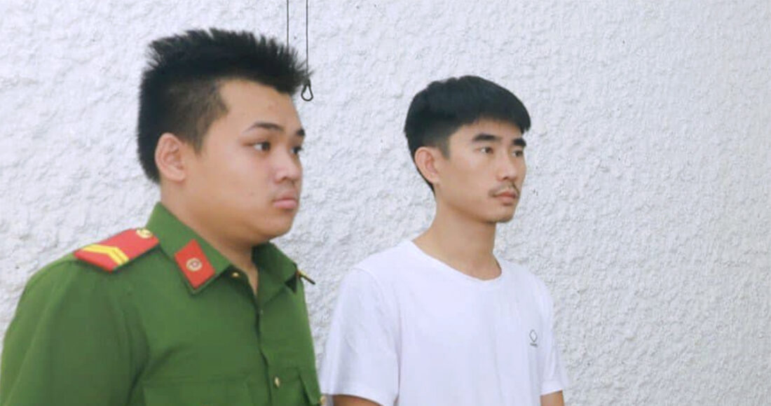 Nghi can Hiệu (góc phải) tại cơ quan điều tra. Ảnh: Công an cung cấp