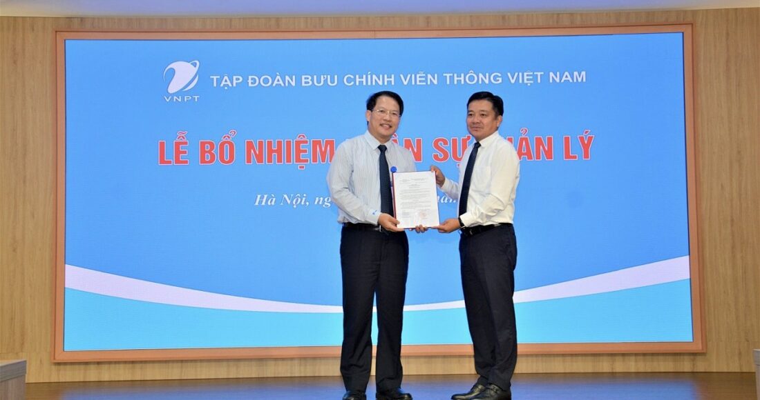 Tổng giám đốc Tập đoàn VNPT trao quyết định bổ nhiệm cho ông Nguyễn Văn Tấn (trái). Ảnh: VinaPhone