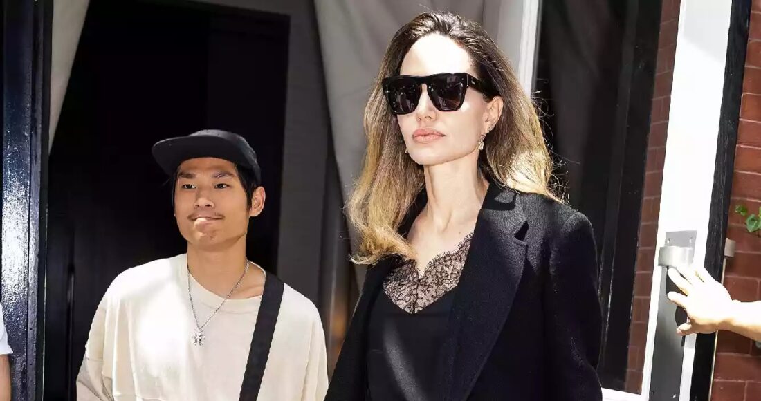Angelina Jolie và con trai Pax Thiên mặc cùng phong cách khi dạo phố. Ảnh: GC Images