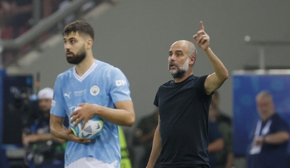 Guardiola (phải) đứng bên cạnh tân binh Gvardiol trong trận Siêu cup châu Âu tại sân Georgios Karaiskakis hôm 16/8. Ảnh: EFE
