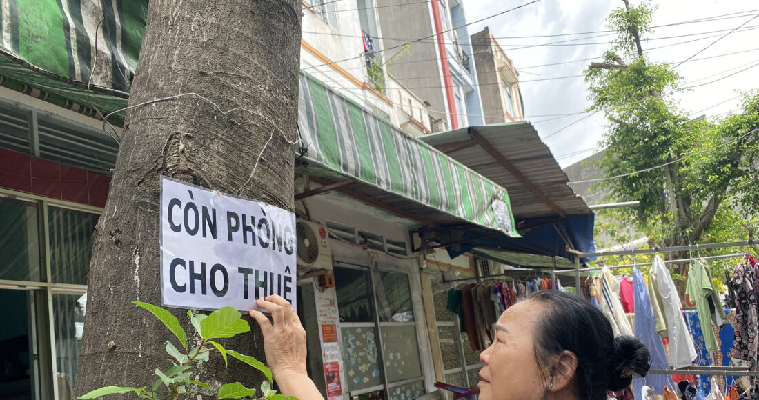 Bà Đỗ Thị Mỳ đóng biển còn phòng trước nhà trọ của mình tại phường Tân Tạo A, quận Bình Tân, trưa 28/7. Ảnh: Ngọc Ngân