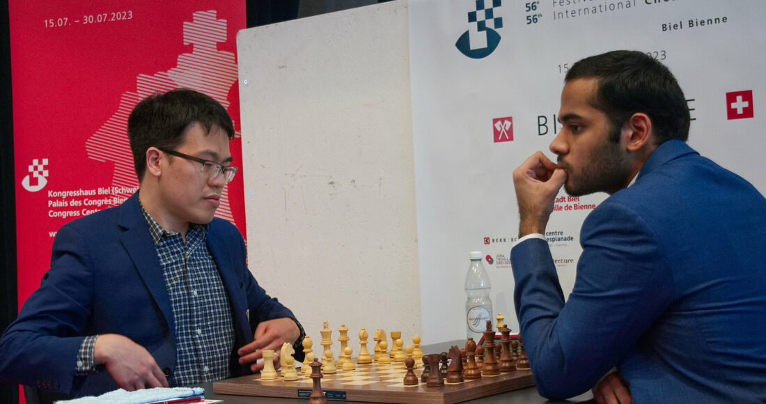 Lê Quang Liêm (trái) trước ván đấu với Arjun Erigaisi tại vòng bốn Biel Grandmaster, Thụy Sĩ ngày 21/7/2022. Ảnh: BCF
