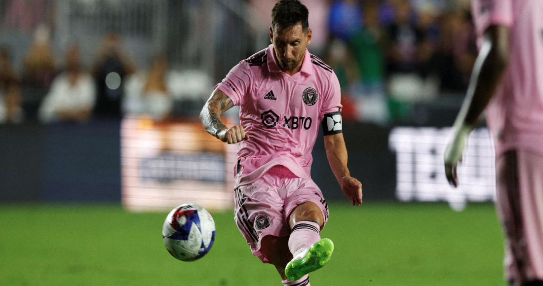 Messi đá phạt thành bàn ở phút bù giờ thứ tư trận ra mắt Inter Miami. Ảnh: Reuters