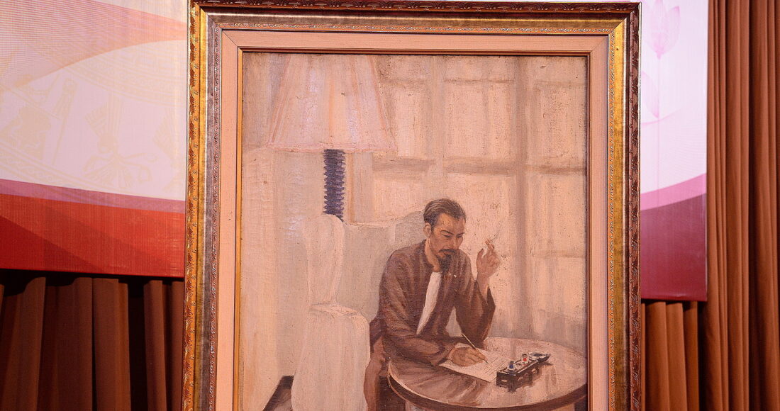 Bức Bác Hồ viết Tuyên ngôn độc lập hoàn thành năm 1974, chất liệu Sơn Dầu của họa sĩ Văn Giáo. Ảnh: Sơn Hà