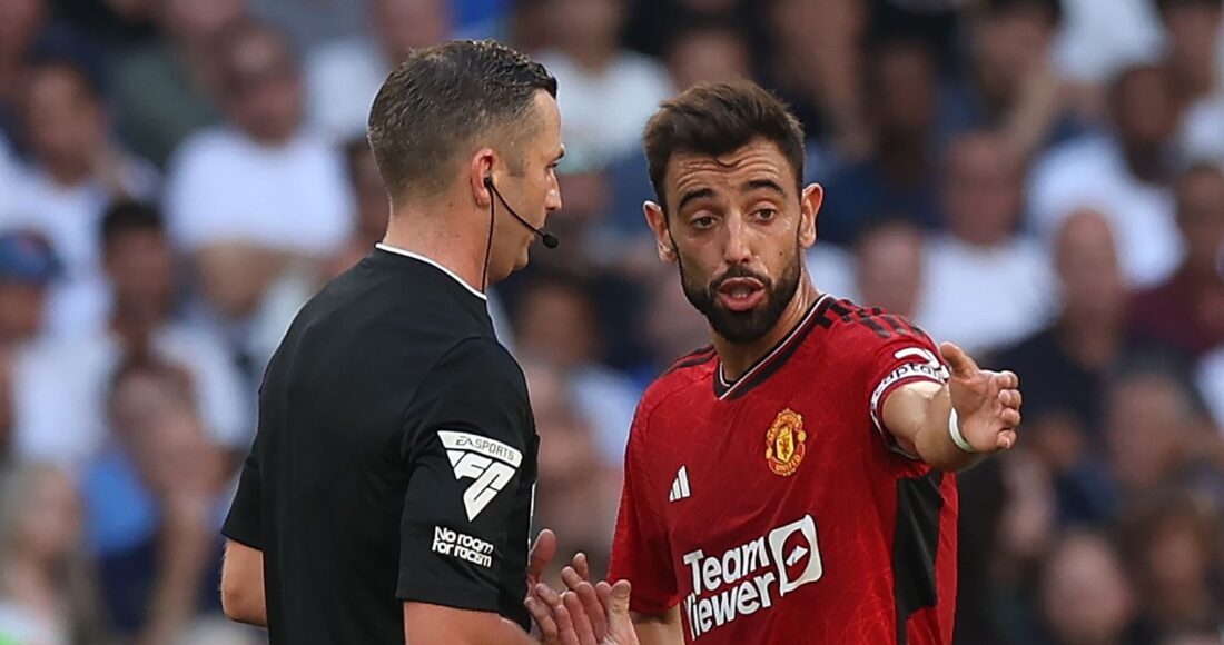 Fernandes phàn nàn với trọng tài Oliver trong trận thua Tottenham 0-2 ngày 19/8. Ảnh: Sky Sports