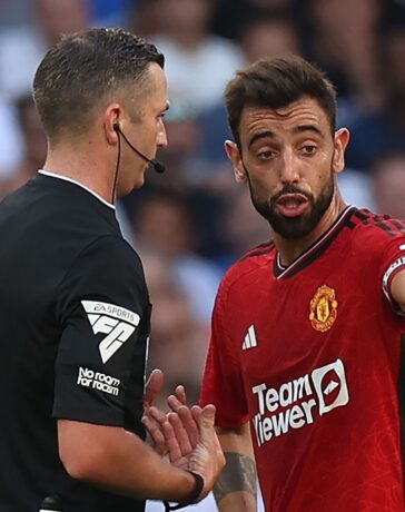 Fernandes phàn nàn với trọng tài Oliver trong trận thua Tottenham 0-2 ngày 19/8. Ảnh: Sky Sports