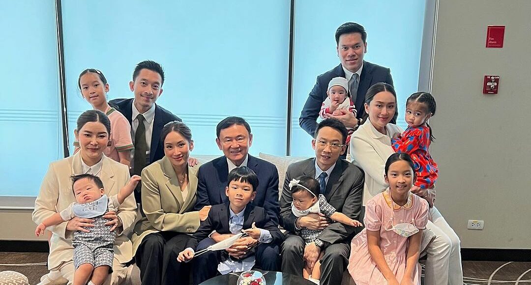 Ông Thaksin (giữa) cùng các con cháu tại phòng chờ sân bay sau khi ông về nước ngày 22/8. Ảnh: Instagram/Paetongtarn Shinawatra