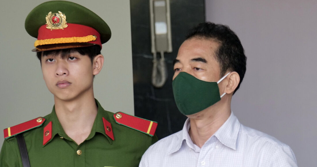 Cựu thứ trưởng Ngoại giao Tô Anh Dũng trong lần bị dẫn giải tới tòa. Ảnh: Ngọc Thành