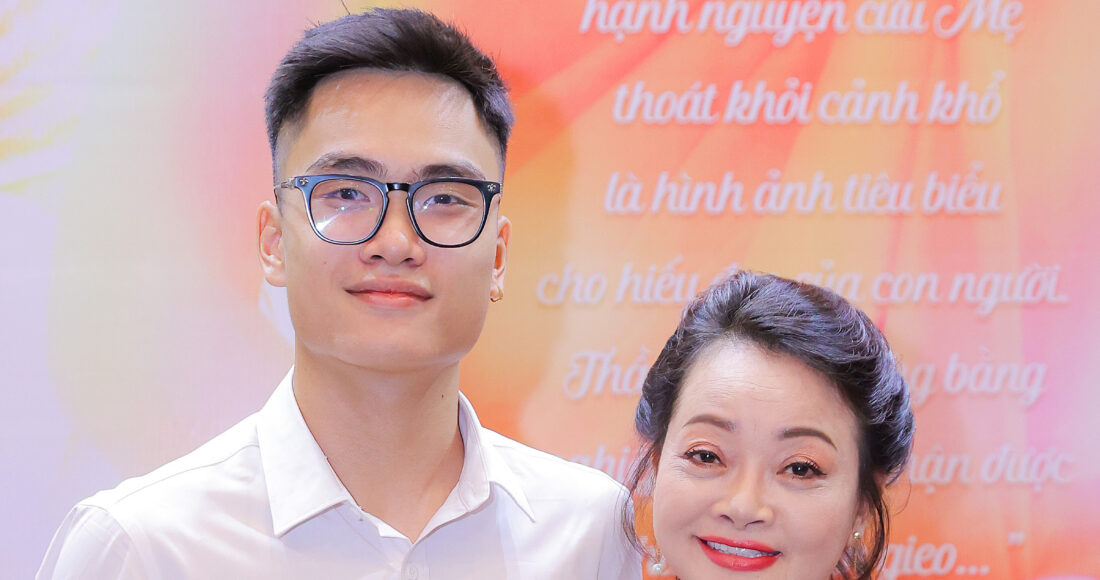 Nghệ sĩ Trà My (56 tuổi) bên con trai Trọng Phúc (23 tuổi). Trà My từng là diễn viên Đoàn Cải lương Thái Bình, sau này nổi tiếng với nhiều vai hài. Trọng Phúc đang học ngành đạo diễn tại Đại học Sân khấu - Điện ảnh Hà Nội. Ảnh: Nhân vật cung cấp