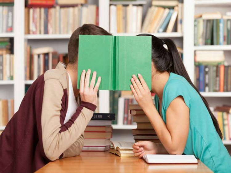 Trẻ tò mò dẫn đến vấn đề quan hệ tình dục sớm. Ảnh minh họa: shutterstock