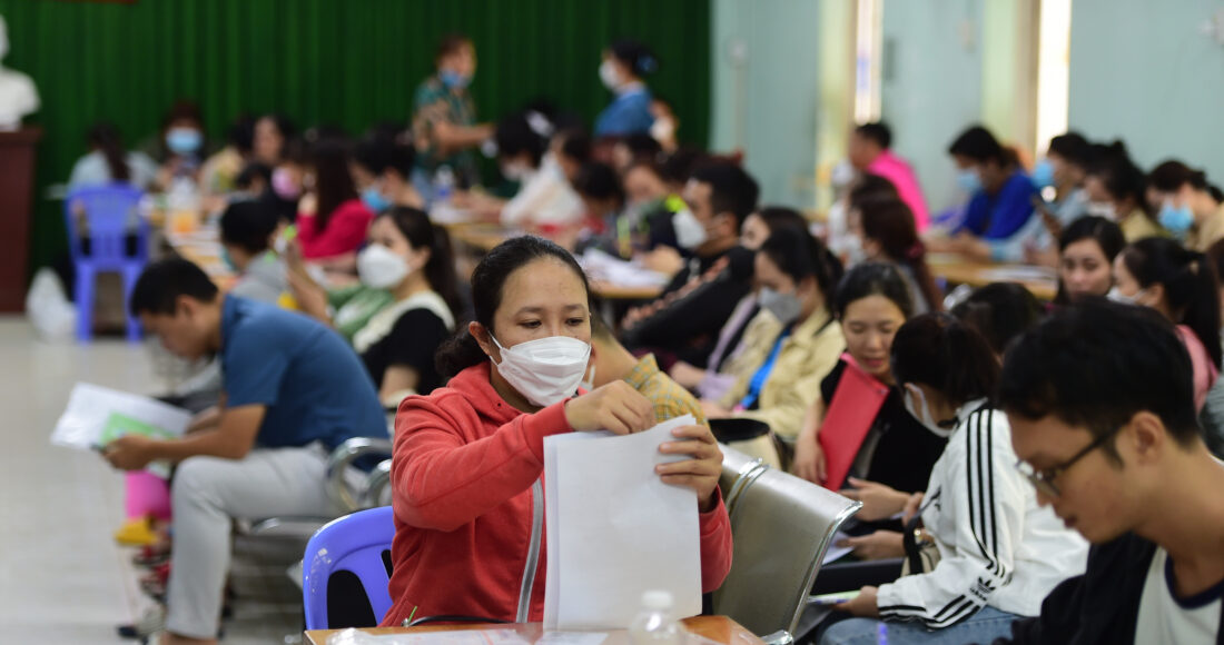 Người dân làm thủ tục hỗ trợ thất nghiệp tại Trung tâm dịch vụ việc làm TP HCM, sáng 26/7. Ảnh: Thanh Tùng