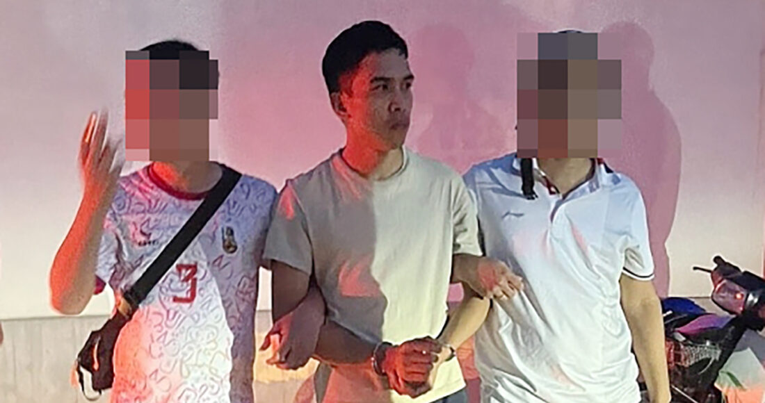 Nguyễn Đức Trung (giữa) lúc bị bắt. Ảnh: Xuân Hoa