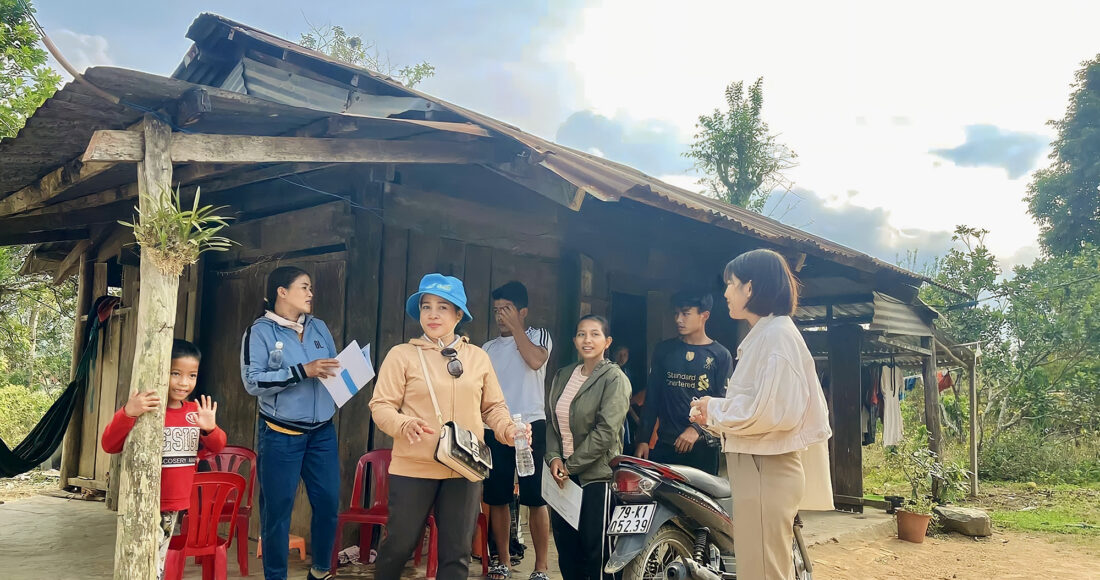 Mấu Quốc Sa vẫy tay chào và hẹn sớm gặp lại các thầy cô của trường Hy Vọng, trong chuyến thăm nhà Sa ở thôn CôLắk, xã Sơn Bình, huyện Khánh Sơn, tỉnh Khánh hòa đầu tháng 4/2023. Ảnh: Minh Châu