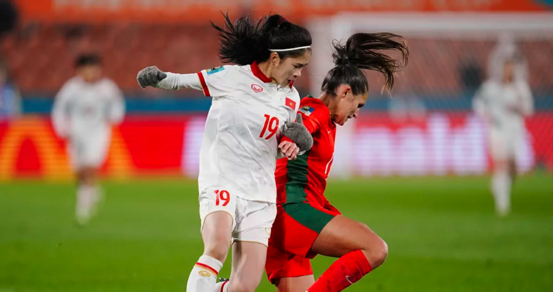Thanh Nhã (số 19) tranh chấp với cầu thủ Bồ Đào Nha ở lượt trận hai bảng E World Cup nữ 2023. Ảnh: Lapresse