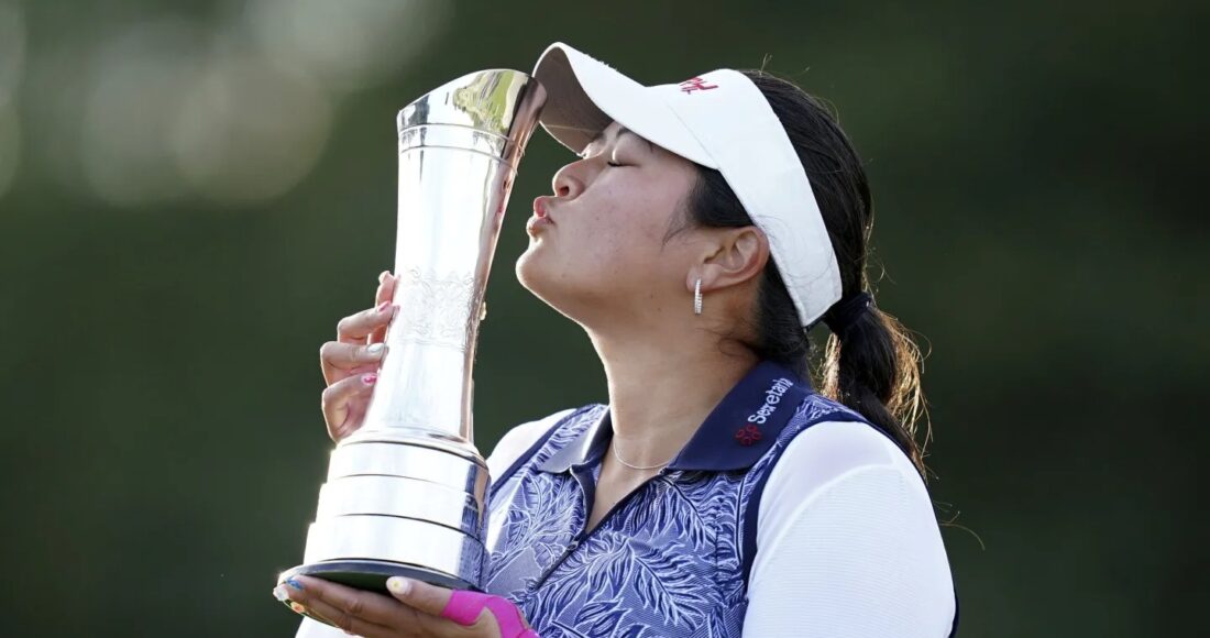 Lilia Vu nâng cup vô địch major Womens Open 2023 trên sân Walton Health, Surrey, Anh ngày 13/8. Ảnh: AP