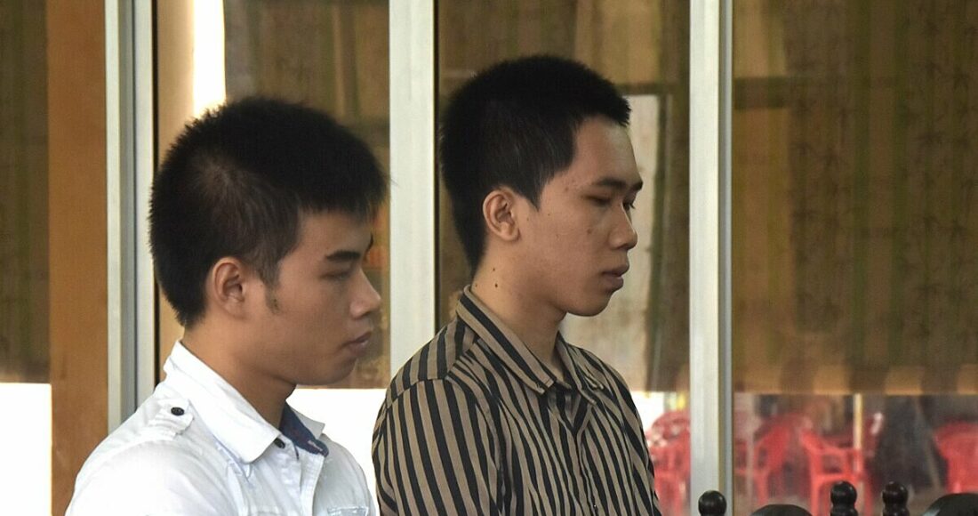 An Minh Đạt (áo sọc) và Sang tại tòa hôm nay. Ảnh: An Minh