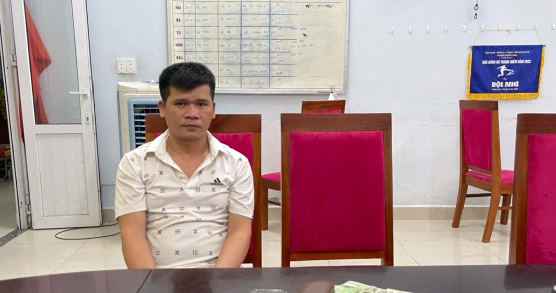 Nghi phạm Trần Ngọc Tuấn cùng tang vật. Ảnh: Tú Anh
