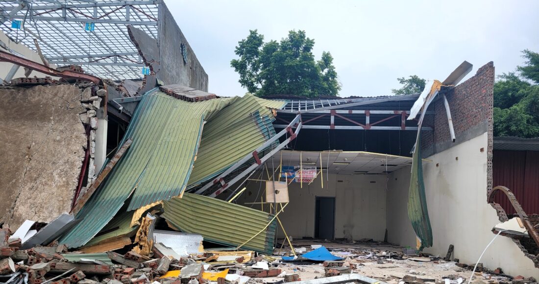 Ngôi nhà cấp 4 của bà Trang bị sập mái, đổ một phần tường. Ảnh Lê Tân