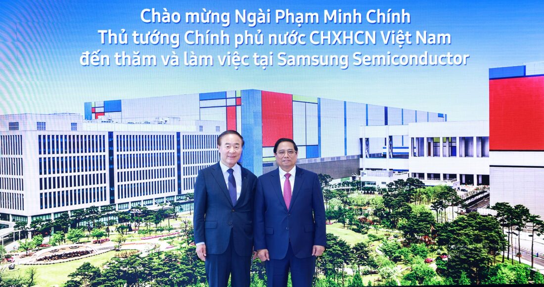 Phó chủ tịch kiêm Giám đốc điều hành Samsung Young Hyun Jun đón Thủ tướng Phạm Minh Chính. Ảnh: Dương Giang