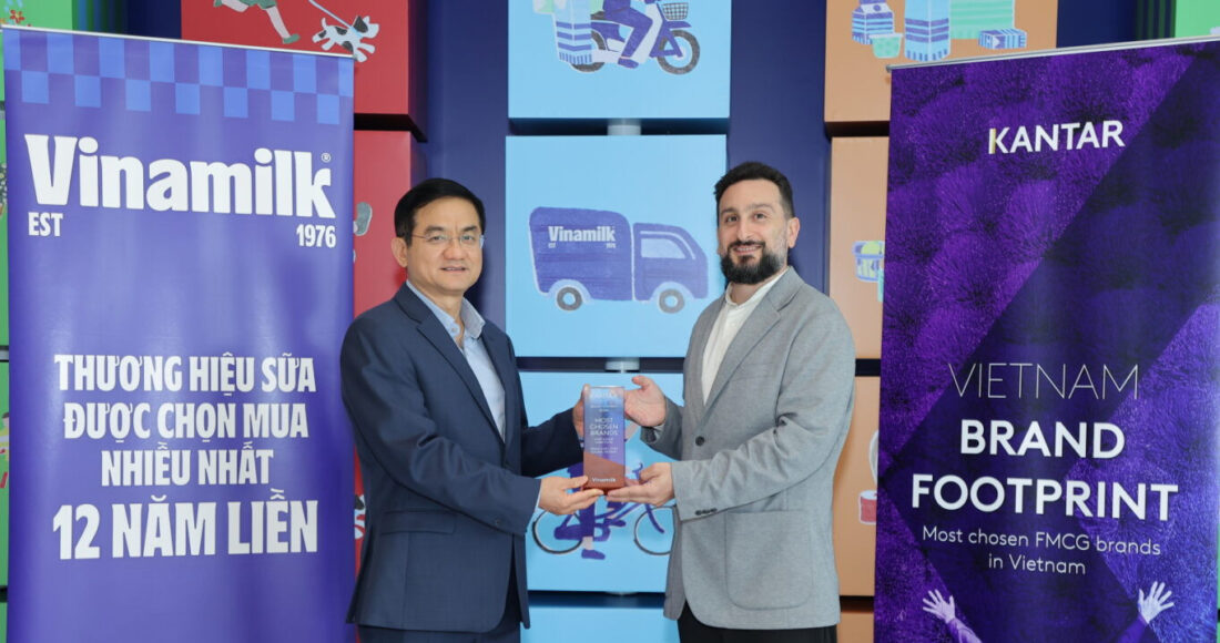 Đại diện Kantar Việt Nam (bên phải) trao các chứng nhận cho ông Nguyễn Quang Trí, Giám đốc điều hành Marketing Vinamilk. Ảnh: Vinamilk