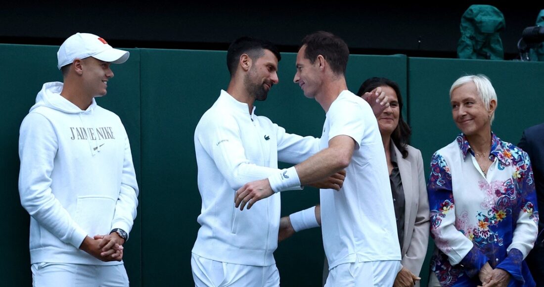 Djokovic (thứ hai từ trái sang) ôm Murray trong buổi lễ tri ân tay vợt Vương quốc Anh. Ảnh: Reuters