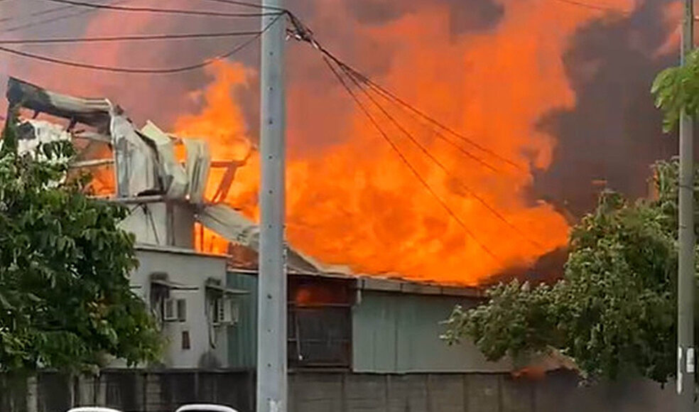 Lửa từ nhà xưởng đỏ rực một vùng. Ảnh: Người dân cung cấp