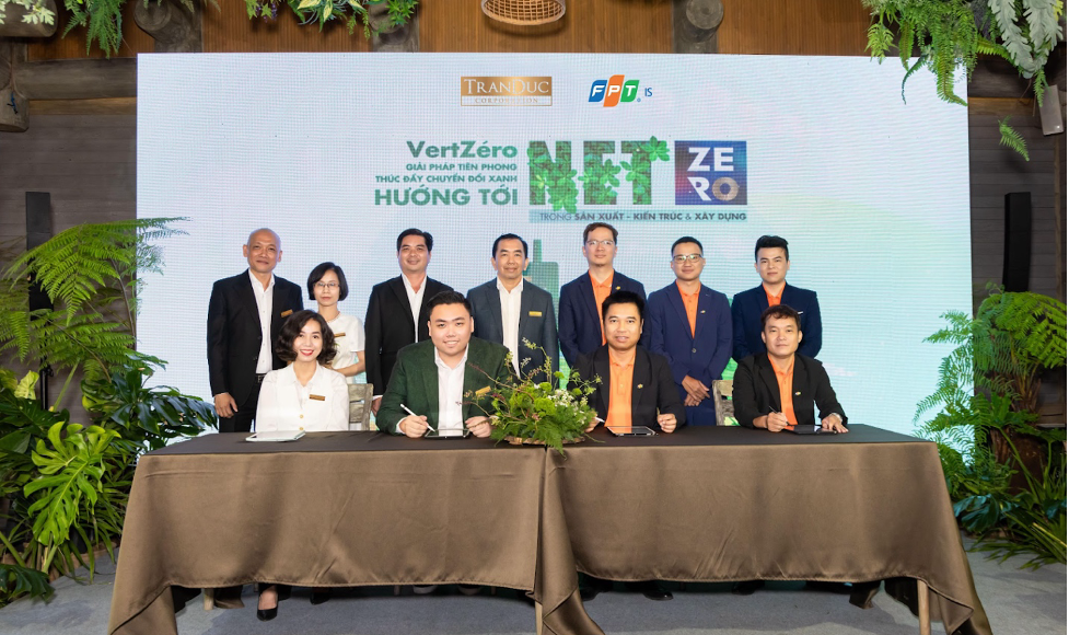 Đại diện Tập đoàn Trần Đức và FPT IS tại lễ ký kết. Ảnh: FPT