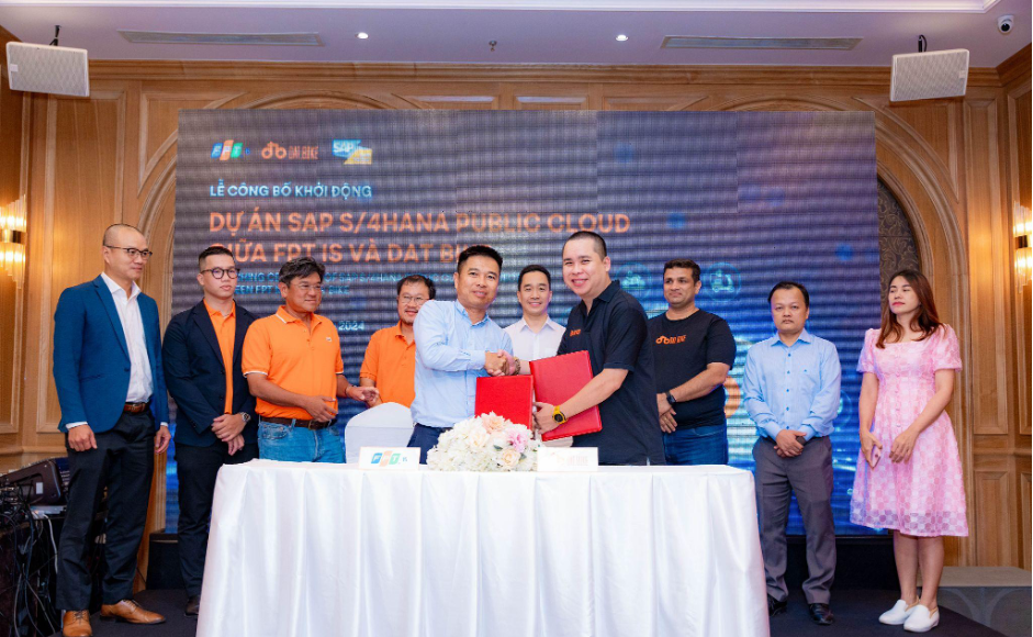 Đại diện FPT IS và Dat Bike tại lễ ký kết dự án triển khai SAP S/4HANA Public Cloud. Ảnh: FPT IS
