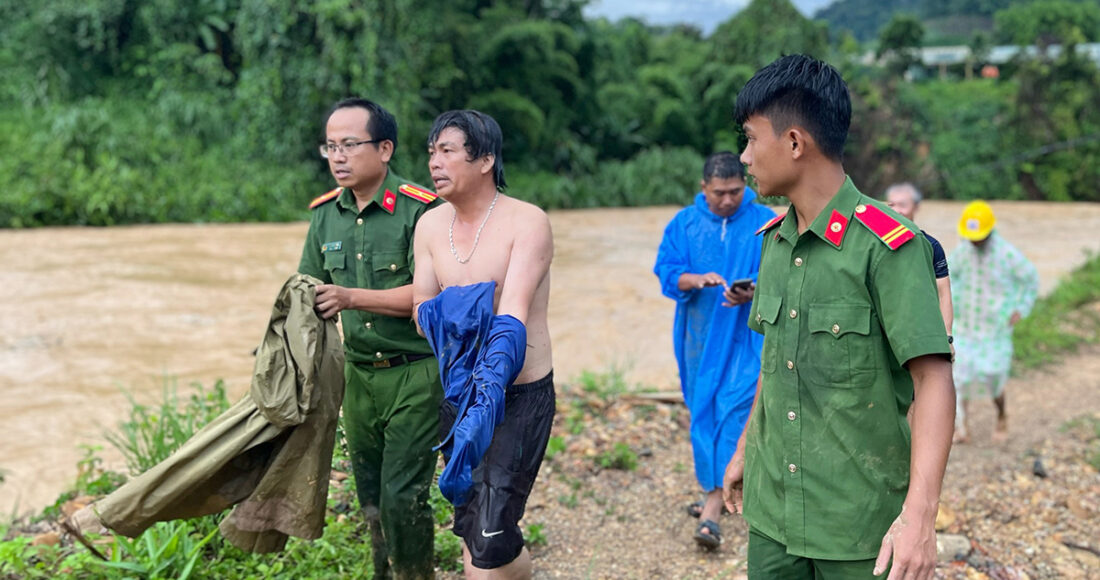 Anh Phú được ứng cứu vào bờ an toàn. Ảnh: Công an huyện Tây Giang