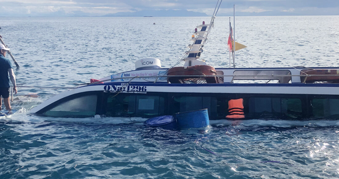 Ca nô bị chìm trên biển sau tai nạn. Ảnh: Đại Hiệp