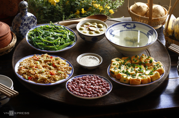 Mâm cơm hè Hà Nội gợi hương vị thời bao cấp