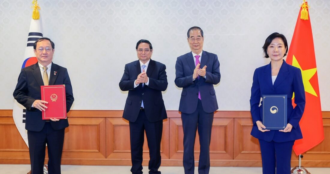 Thủ tướng Phạm Minh Chính và Thủ tướng Hàn Quốc Han Duck Soo chứng kiến lễ trao Bản ghi nhớ về hợp tác phát triển và trao đổi hệ sinh thái khởi nghiệp giữa Bộ Khoa học và Công nghệ Việt Nam và Bộ Doanh nghiệp nhỏ và vừa và khởi nghiệp Hàn Quốc. Ảnh: Nhật Bắc