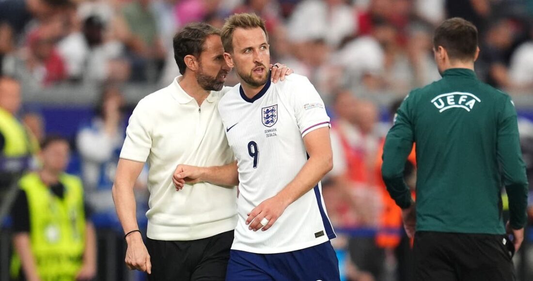 Southgate trao đổi với Harry Kane trong trận Anh hòa Đan Mạch ở vòng bảng Euro 2024. Ảnh: PA