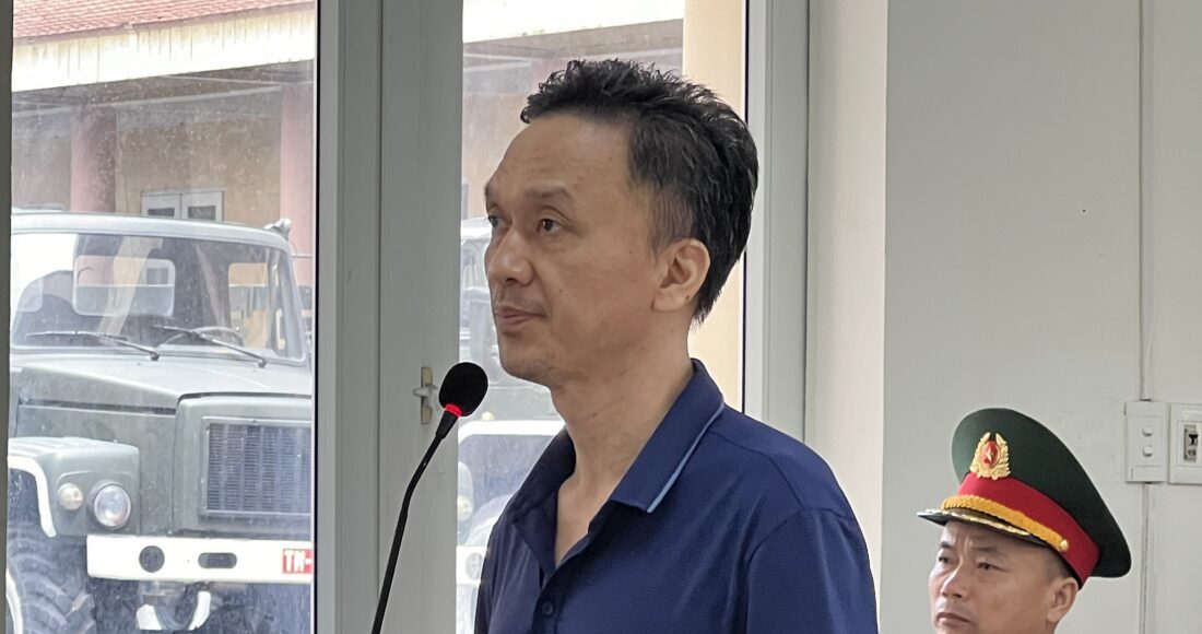 Ông Hồ Anh Sơn, cựu thượng tá, phó giám đốc Viện Nghiên cứu Y dược học quân sự, Học viện Quân y, tại tòa ngày 17/7. Ảnh: Danh Lam