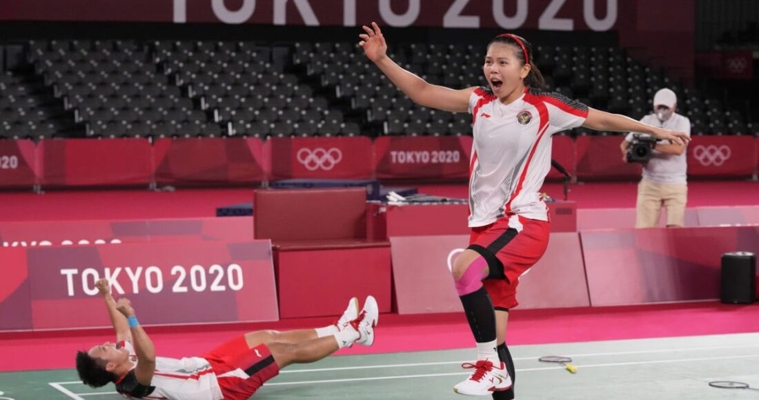 Greysia Polii (phải) và Apriyani Rahayu mừng sau khi thắng Chen Qingchen và Jia Yifan trong trận chung kết đôi nữ Olympic Tokyo 2020. Photo: AP