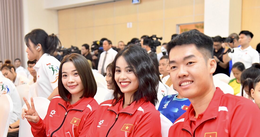 VĐV cầu lông Nguyễn Thuỳ Linh, VĐV bắn cung Đỗ Thị Ánh Nguyệt và VĐV cầu lông Lê Đức Phát (từ trái sang) ở lễ xuất quân dự Olympic 2024 của Đoàn thể thao Việt Nam, vào ngày 17/7. Ảnh: Cục TDTT