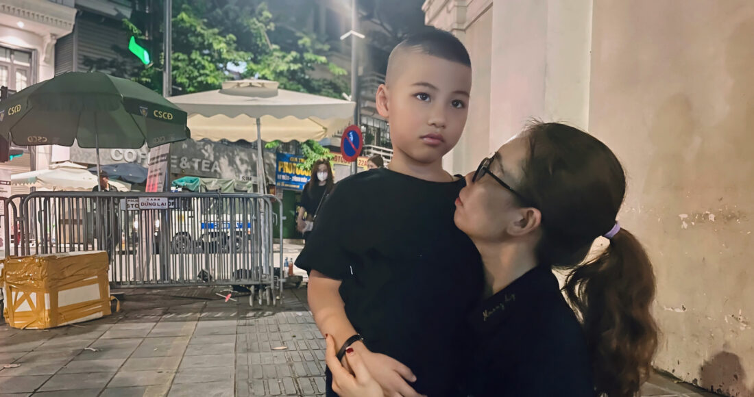 Mẹ con Hương Ly, ở quận Thanh Xuân viếng Tổng Bí Thư lúc 23h30 phút, tại Nhà tang lễ quốc gia. Ảnh: Phan Dương