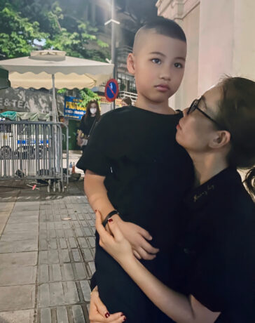 Mẹ con Hương Ly, ở quận Thanh Xuân viếng Tổng Bí Thư lúc 23h30 phút, tại Nhà tang lễ quốc gia. Ảnh: Phan Dương