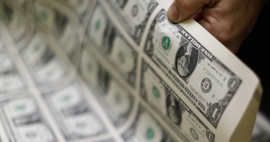 Tiền giấy 1 USD được in tại Cục Khắc và In ấn Mỹ ở Washington. Ảnh: Reuters