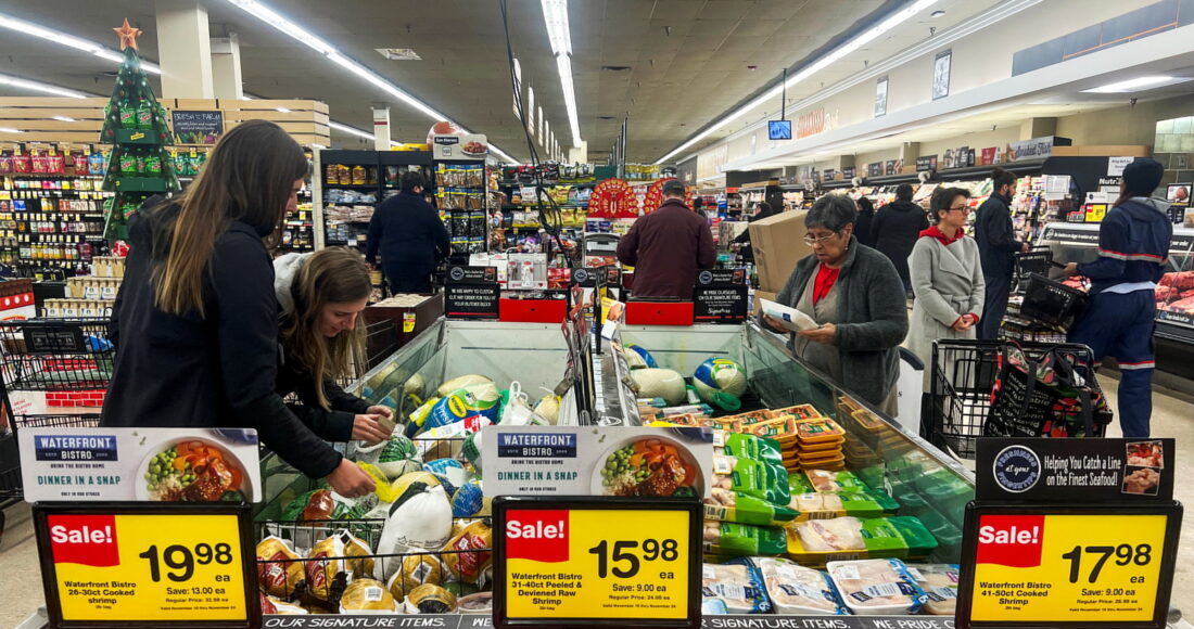 Người mua hàng trong một siêu thị tại Chicago (Illinois, Mỹ) tháng 11/2022. Ảnh: Reuters