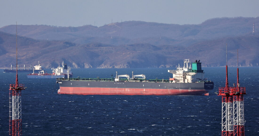 Tàu chở dầu neo tại vịnh Nakhodka gần thành phố cảng Nakhodka, Nga, ngày 4/12/2022. Ảnh: Reuters