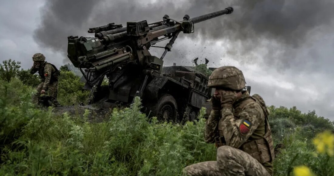 Binh sĩ Ukraine khai hỏa về phía vị trí của lực lượng Nga ở vùng Donetsk, miền đông đất nước. Ảnh: Reuters