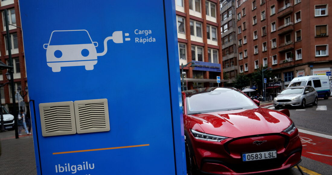 Một chiếc xe điện Ford Mustang Mach-e sạc ở Bilbao, Tây Ban Nha, ngày 10/11/2023. Ảnh Reuters