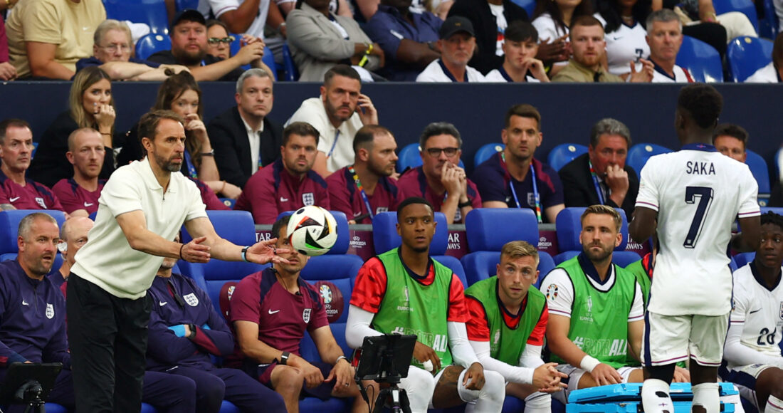 HLV Southgate chỉ đạo Saka trong trận Anh - Slovakia ở vòng 1/8 Euro 2024 trên sân AufSchalke, Gelsenkirchen ngày 30/6. Ảnh: Reuters