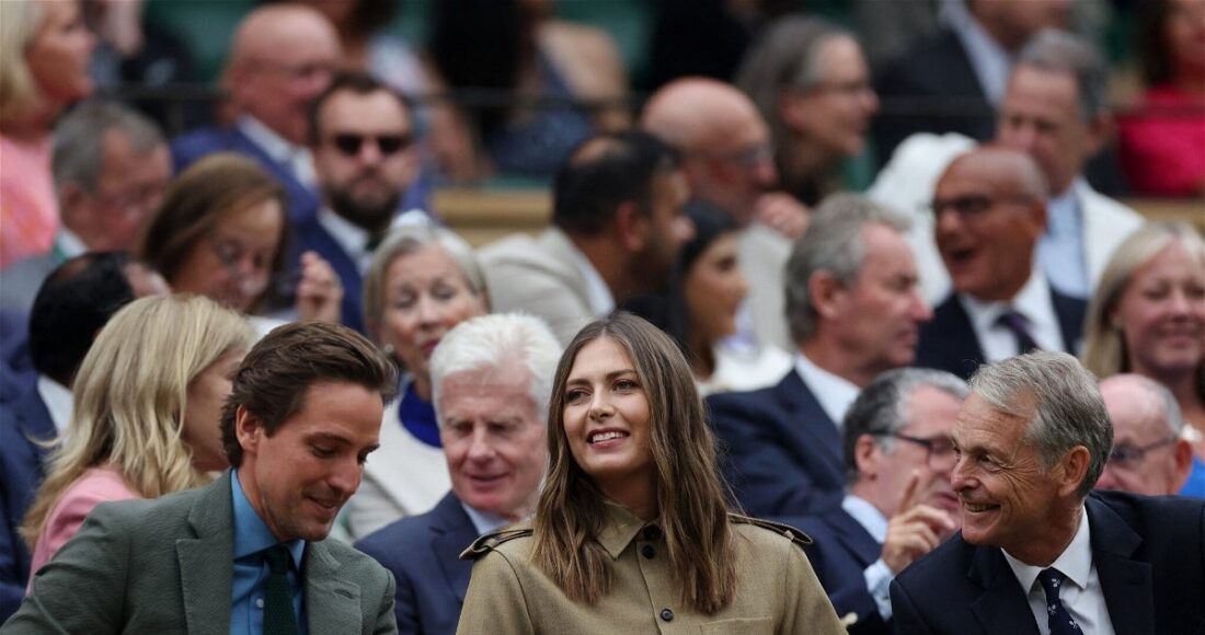 Sharapova (giữa) và bạn trai Gilkes trên khán đài sân Trung tâm ở Wimbledon hôm 3/7. Ảnh: Reuters