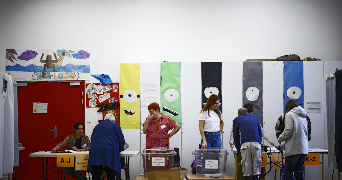 Cử tri Pháp bỏ phiếu tại một điểm bầu cử ở thủ đô Paris ngày 7/7. Ảnh: Reuters