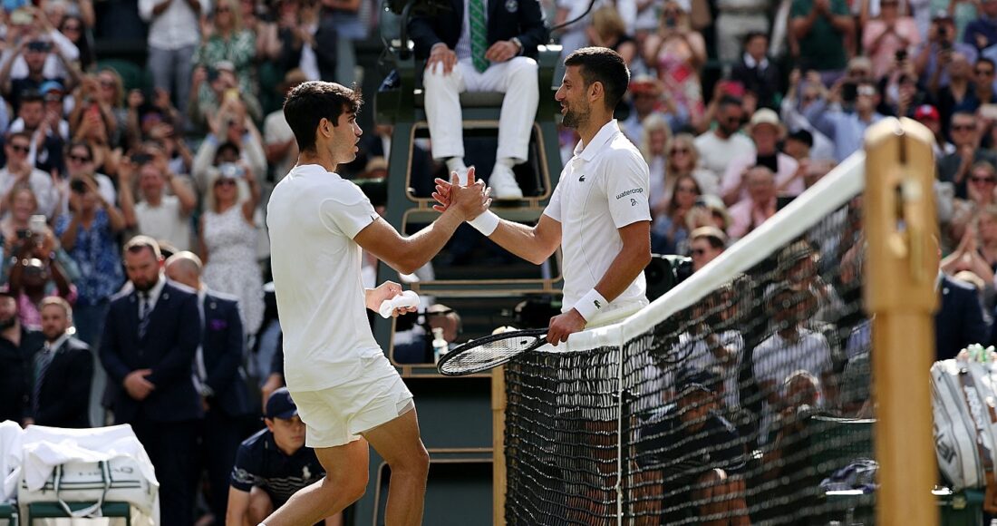 Djokovic (phải) bắt tay chúc mừng Alcaraz sau trận chung kết Wimbledon 2024 trên sân Trung tâm hôm 16/7. Ảnh: Reuters